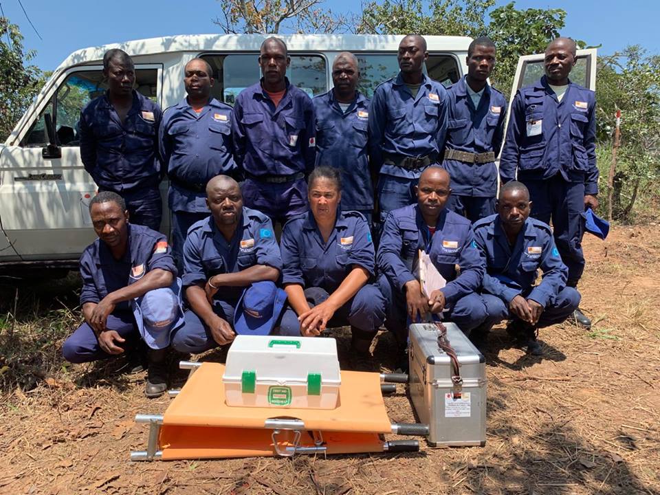 Uma equipa de desminagem manual com 10 sapadores e 1 paramédico1